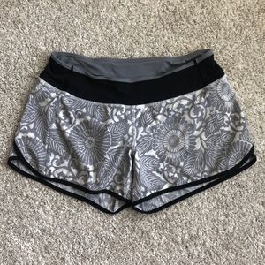 Lululemon Speed Shorts ~ Size 6